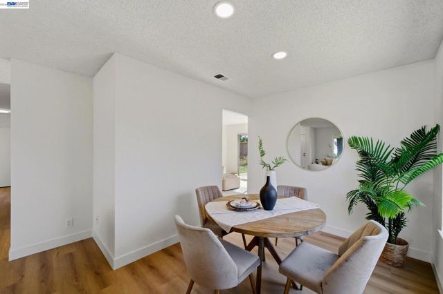 1686 Rhododendron Dr, Livermore, CA 94551