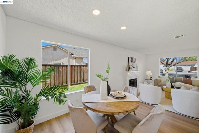 1686 Rhododendron Dr, Livermore, CA 94551