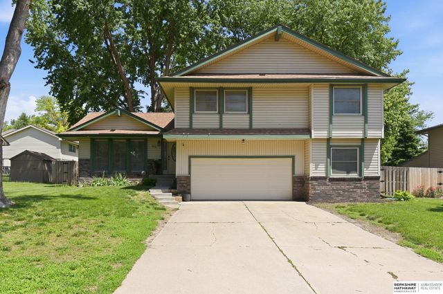 912 Claudine Avenue, Papillion, NE 68046
