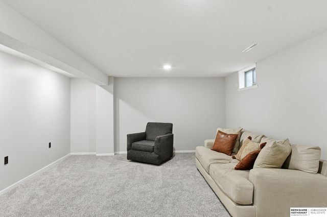 912 Claudine Avenue, Papillion, NE 68046