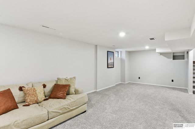 912 Claudine Avenue, Papillion, NE 68046