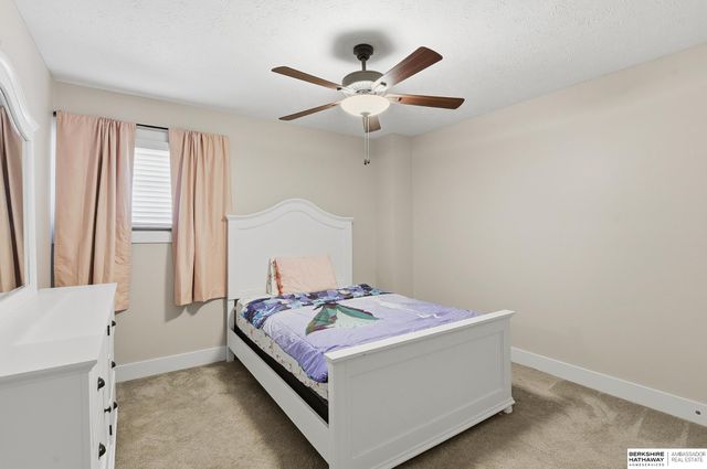 912 Claudine Avenue, Papillion, NE 68046