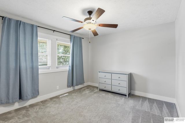 912 Claudine Avenue, Papillion, NE 68046