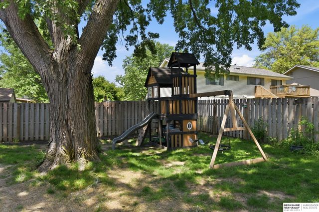912 Claudine Avenue, Papillion, NE 68046