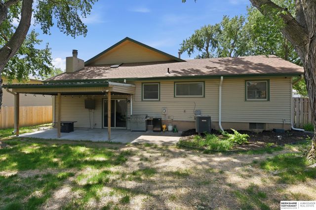 912 Claudine Avenue, Papillion, NE 68046