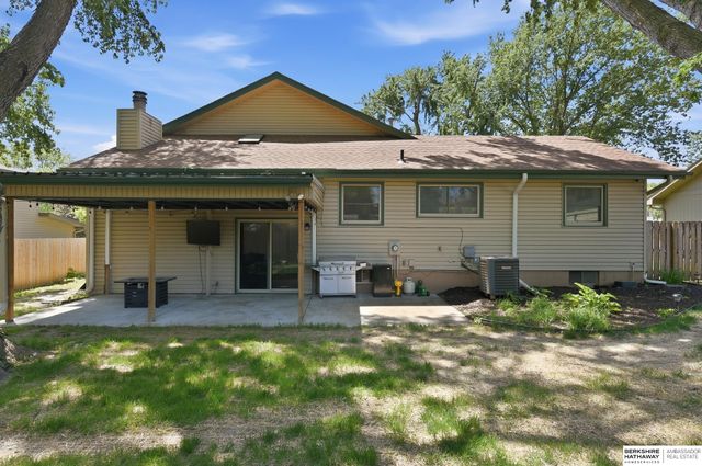 912 Claudine Avenue, Papillion, NE 68046