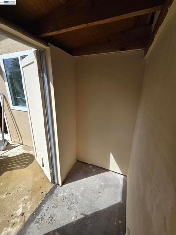 27864 Hummingbird Ct, Hayward, CA 94545