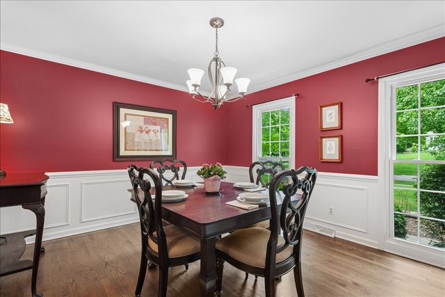 3002 EASTON Place, St. Charles, IL 60175