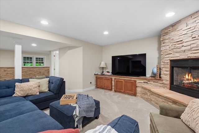 3002 EASTON Place, St. Charles, IL 60175