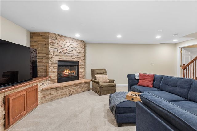3002 EASTON Place, St. Charles, IL 60175