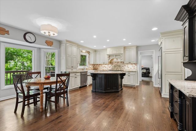 3002 EASTON Place, St. Charles, IL 60175