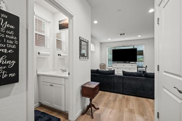 5541 Malibu Palm Ct, Sacramento, CA 95842