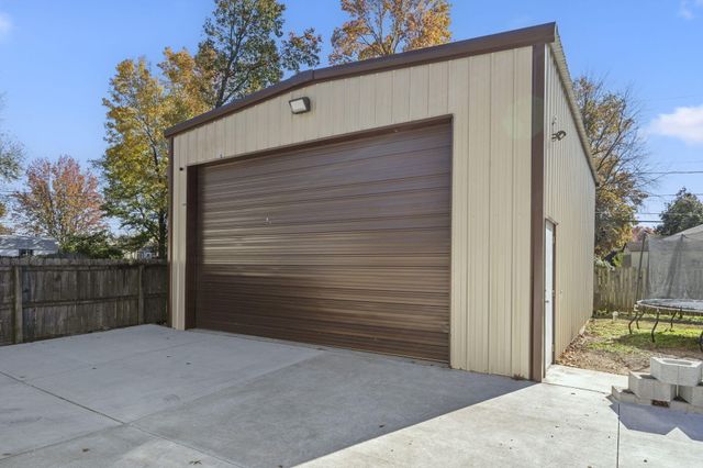 660 W Village Street, Springfield, MO 65807