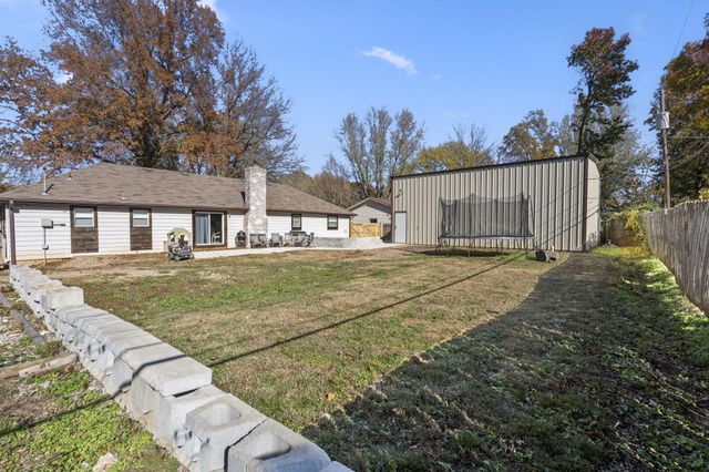 660 W Village Street, Springfield, MO 65807