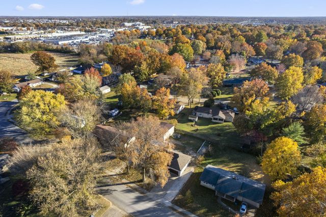 660 W Village Street, Springfield, MO 65807