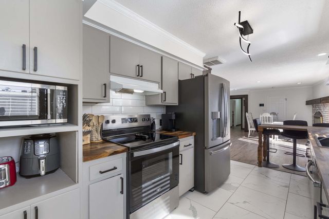 660 W Village Street, Springfield, MO 65807