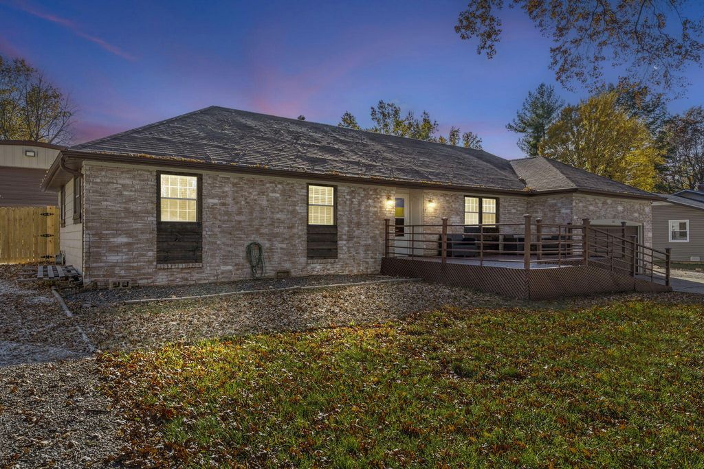 660 W Village Street, Springfield, MO 65807