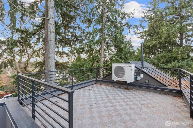 10734 Interlake Avenue N, Seattle, WA 98133