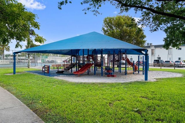 9487 SW 76th St M8, Miami, FL 33173