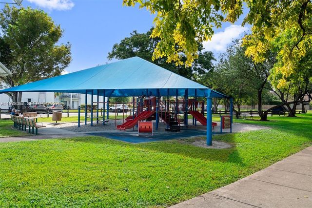 9487 SW 76th St M8, Miami, FL 33173