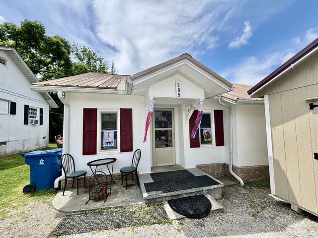 205 W Harp St, Manchester, TN 37355