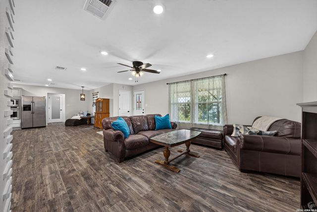 5054 ODaniel, Seguin, TX 78155