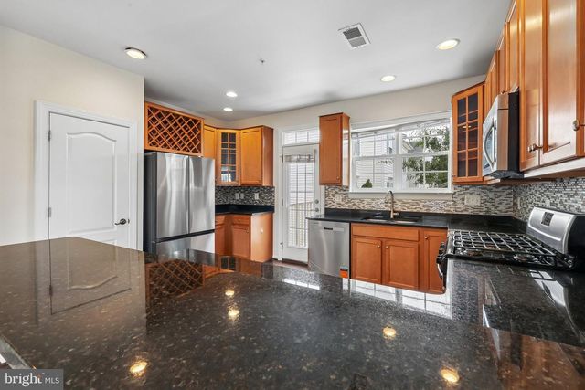 8186 FALLS GROVE DR, Manassas, VA 20111