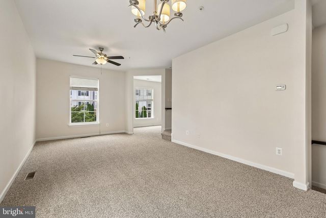 8186 FALLS GROVE DR, Manassas, VA 20111