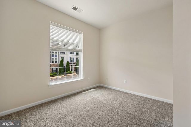 8186 FALLS GROVE DR, Manassas, VA 20111