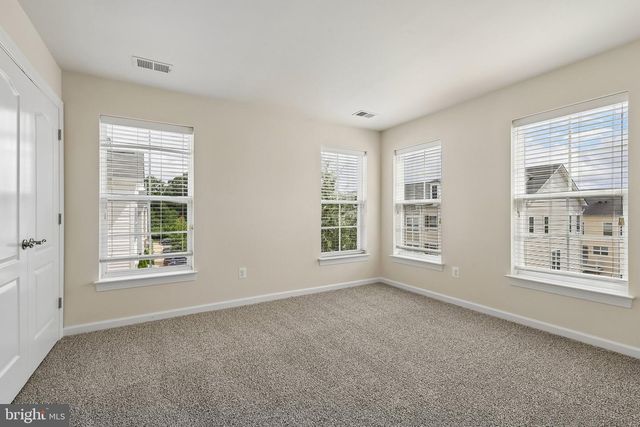 8186 FALLS GROVE DR, Manassas, VA 20111
