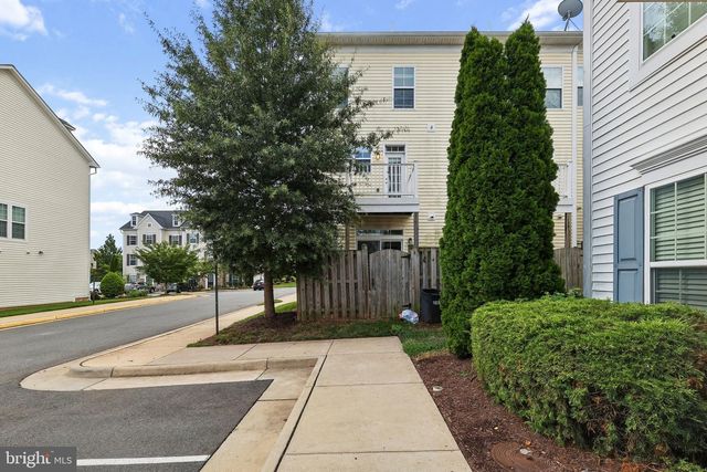 8186 FALLS GROVE DR, Manassas, VA 20111