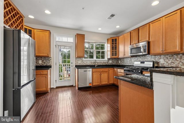8186 FALLS GROVE DR, Manassas, VA 20111
