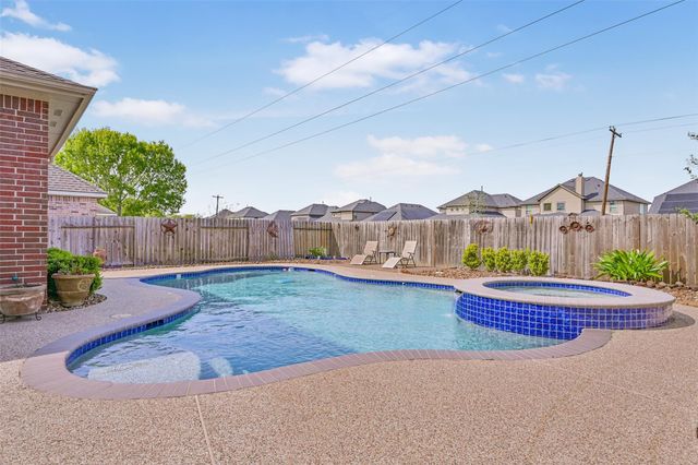 2835 Fairway Drive, Friendswood, TX 77546