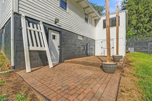 5220 Woodlynn Street NE, East Canton, OH 44730