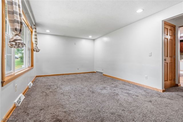 5220 Woodlynn Street NE, East Canton, OH 44730