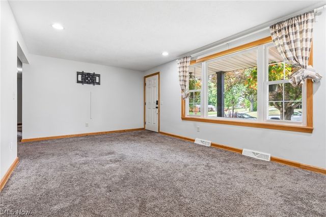 5220 Woodlynn Street NE, East Canton, OH 44730