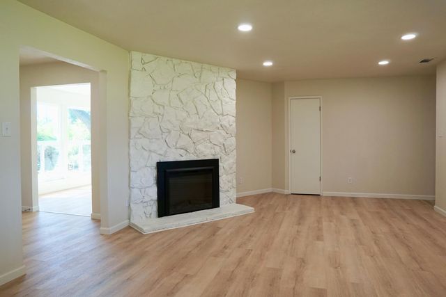 1484 W Indianapolis Avenue, Fresno, CA 93705