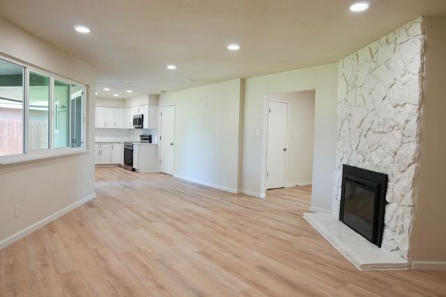 1484 W Indianapolis Avenue, Fresno, CA 93705