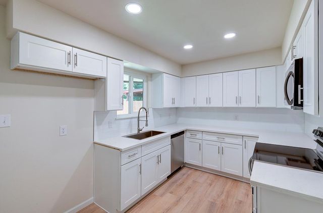 1484 W Indianapolis Avenue, Fresno, CA 93705