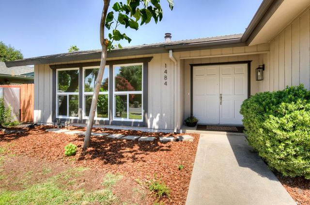 1484 W Indianapolis Avenue, Fresno, CA 93705