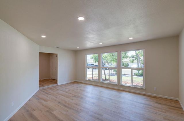 1484 W Indianapolis Avenue, Fresno, CA 93705