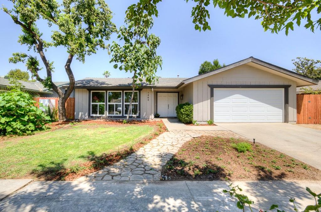 1484 W Indianapolis Avenue, Fresno, CA 93705