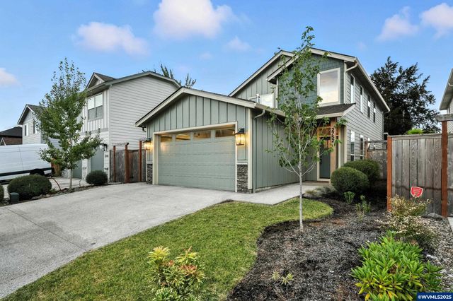 2752 D St NE, Salem, OR 97301