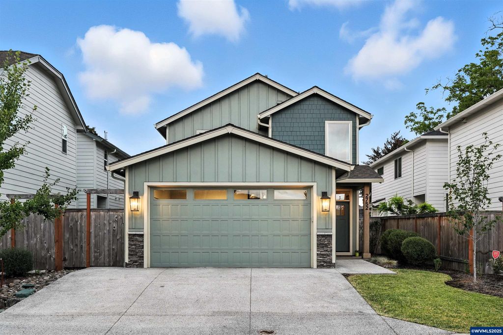 2752 D St NE, Salem, OR 97301