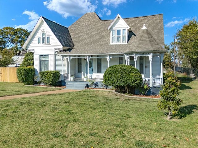 305 E Shoemaker Street, Decatur, TX 76234