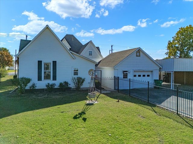 305 E Shoemaker Street, Decatur, TX 76234