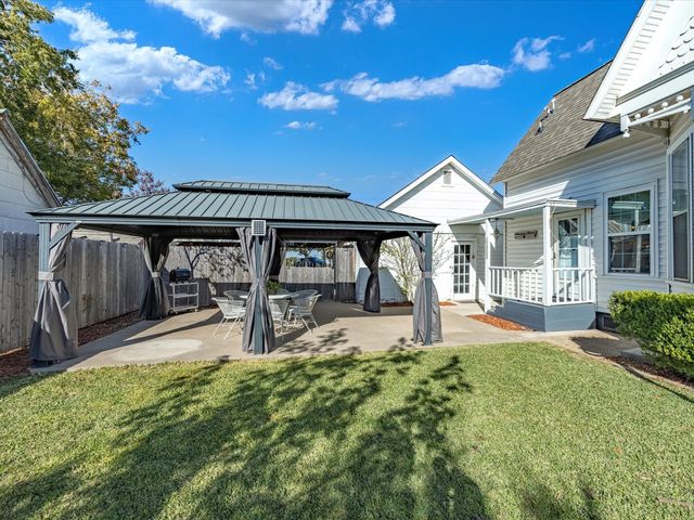 305 E Shoemaker Street, Decatur, TX 76234