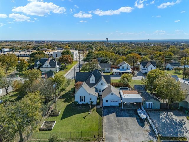 305 E Shoemaker Street, Decatur, TX 76234