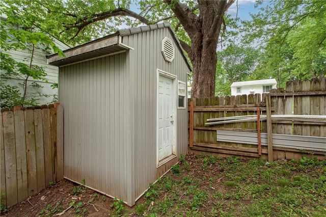 1413 N Geronimo Drive, Independence, MO 64058