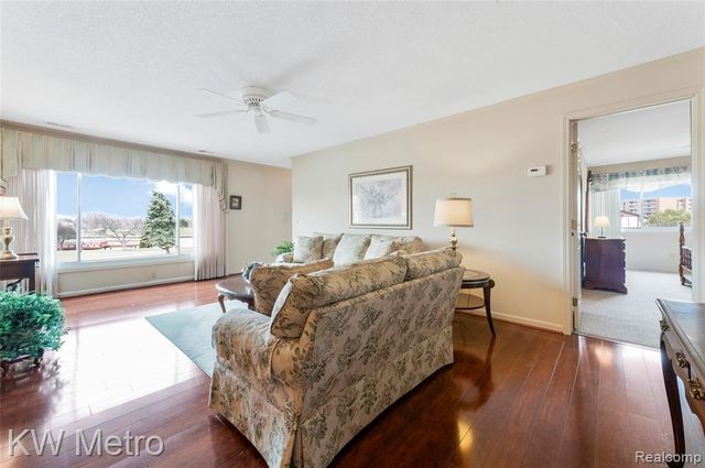 302 Country Club Drive, Saint Clair Shores, MI 48082